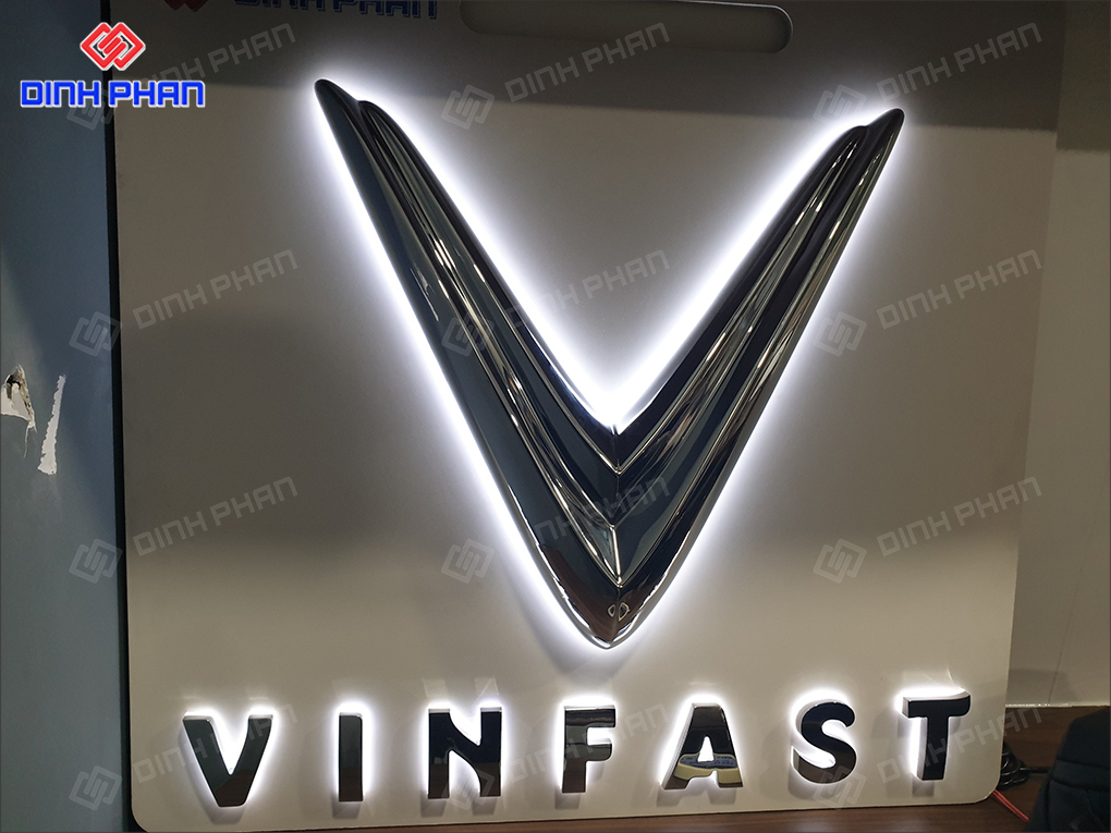 Logo và chữ xi mạ crom vinfast