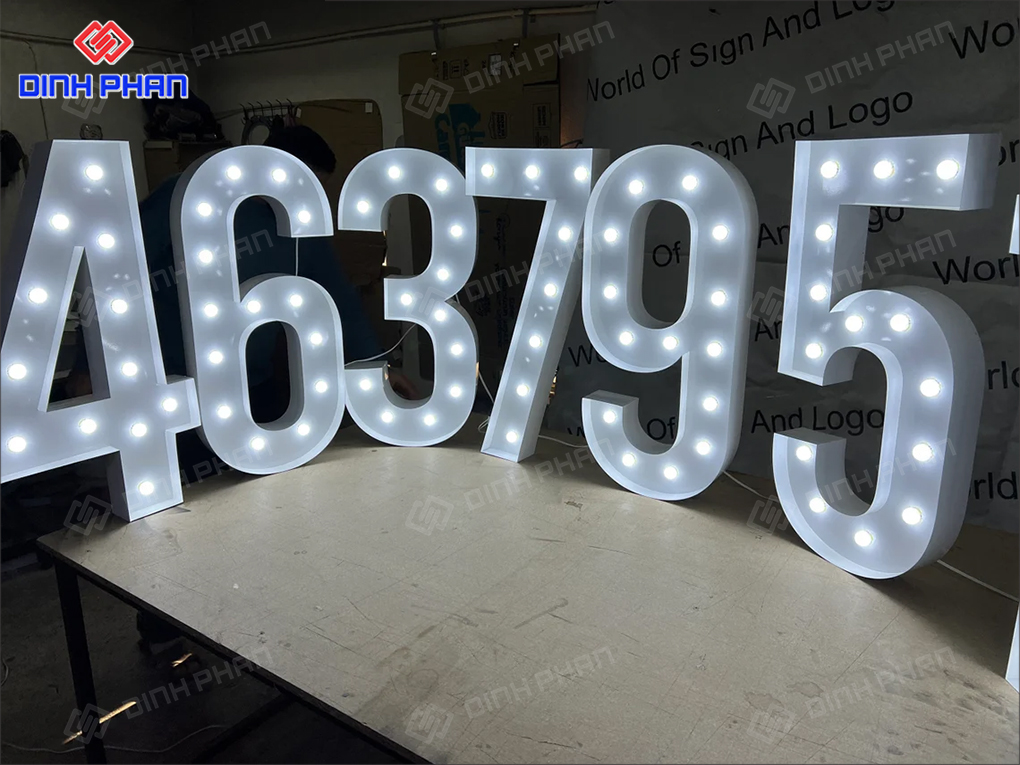 Gia Công Chữ Tole Mặt Đục Lỗ Led Chuyên Nghiệp