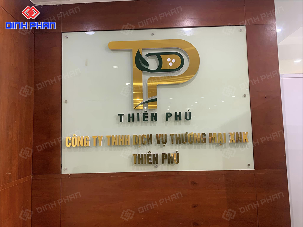 Thi Công Vách Logo Công Ty Sang Trọng